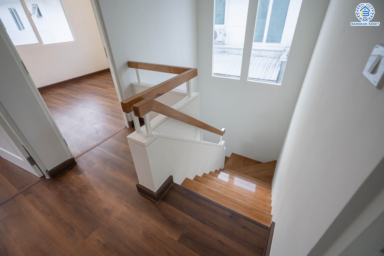 บ้านมือสองตกแต่งใหม่ คุณภาพแบรนด์ LH โครงการ ชัยพฤกษ์ ราชพฤกษ์-แจ้งวัฒนะ เนื้อที่ 50.1 ตร.ว. ฟังก์ชัน 3 ห้องนอน 2 ห้องน้ำ 2 ที่จอดรถ ภายในตกแต่งหรูหรา บนทำเลศักยภาพติดถนนราชพฤกษ์ เชื่อมสู่แจ้งวัฒนะได้อย่างรวดเร็ว ใกล้รถไฟฟ้าสายสีชมพู "ปากเกร็ด" จุดขึ้นทางด่วน "แจ้งวัฒนะ" โรบินสัน ไลฟ์สไตล์ ราชพฤกษ์ และ โลตัส นอร์ธราชพฤกษ์